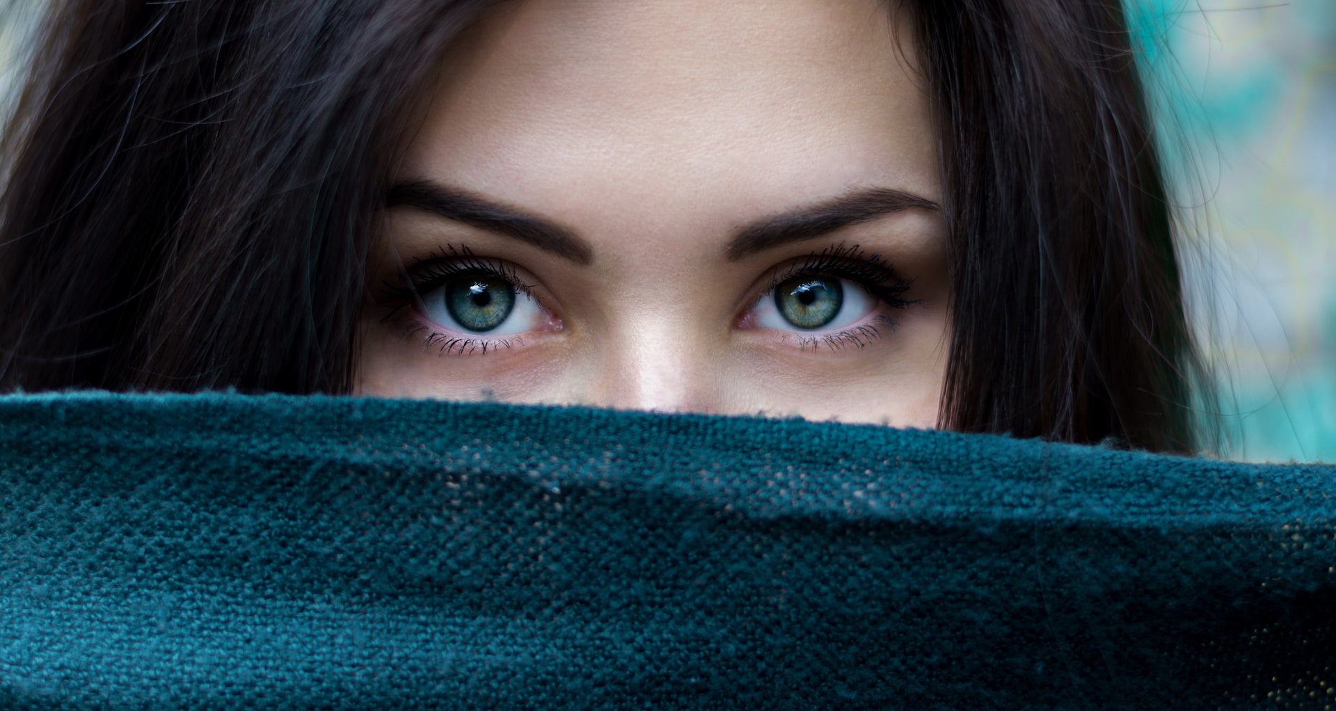 Nahaufnahme eines Gesichts mit blauen Augen